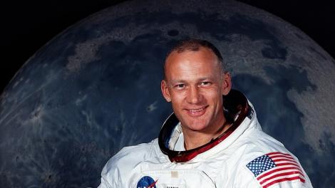 Apollo 11: „Hei Houston avem ceva în mișcare lângă noi și nu știm ce poate fi, ne puteți spune ce este?”. Buzz Aldrin ar fi văzut un OZN pe Lună