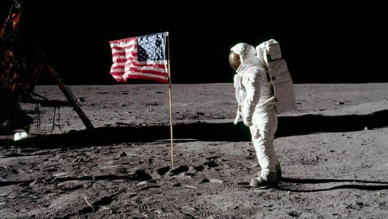 Apollo 11: „Hei Houston avem ceva în mișcare lângă noi și nu știm ce poate fi, ne puteți spune ce este?”. Buzz Aldrin ar fi văzut un OZN pe Lună
