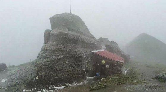 Ninsoare &icirc;n Munţii Bucegi la mijlocul lunii iulie: Temperatura maximă a zilei a fost de două grade Celsius