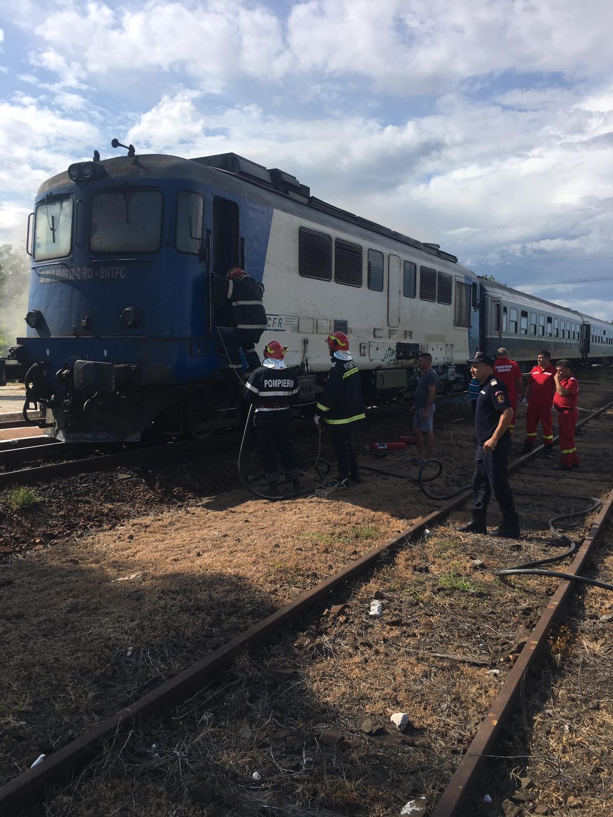 V&acirc;lcea: Incendiu la locomotiva unui tren. Aproximativ 20 de persoane se află &icirc;n vagoane