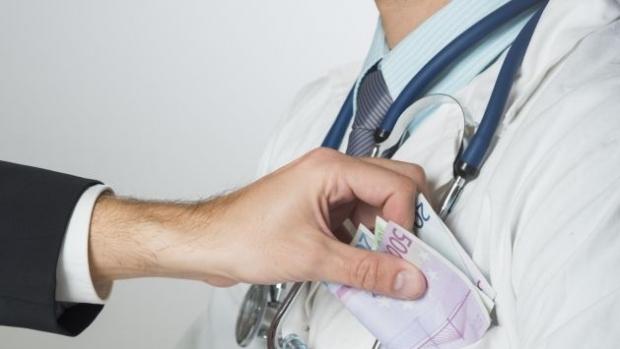 Pacienți &ldquo;sub acoperire&rdquo; trimiși &icirc;n spitale pentru a identifica medicii care cer șpagă