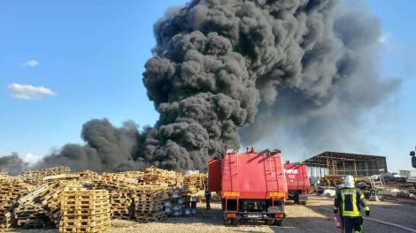 Bihor: incendiul a fost stins. 60 de pompieri cu zece autospeciale  au intervenit pentru a stinge focul