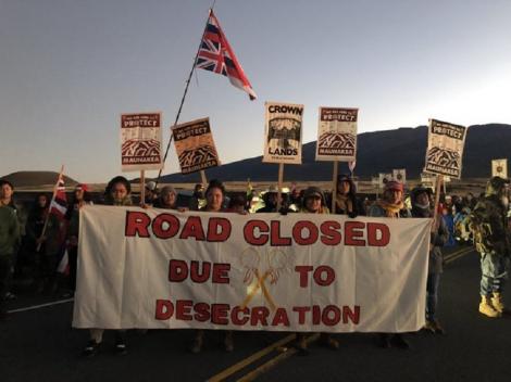 Sute de persoane au protestat în Hawaii împotriva construirii unui telescop pe un munte sacru