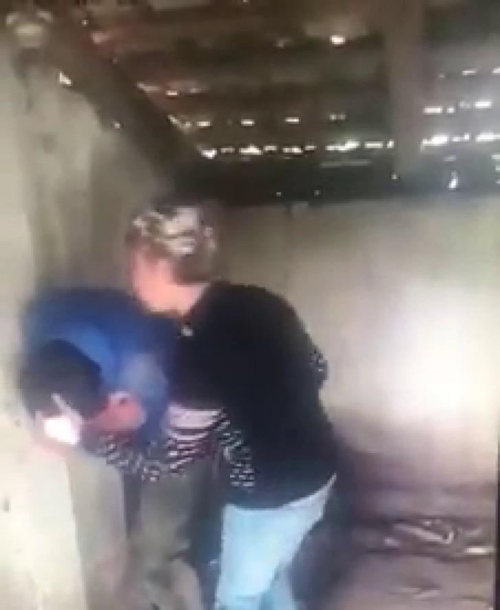 Adolescent de 15 ani, lovit cu pumnii și cu picioarele de un puști de 16 ani! Fratele agresorului a filmat totul și a postat imaginile pe Facebook