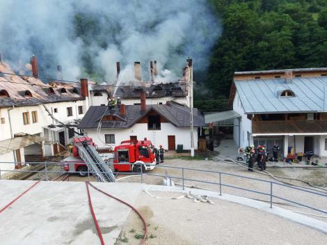 Guvernul a anunțat că va ajuta la refacerea Mănăstirii Râmeţ, grav afectată de un incendiu