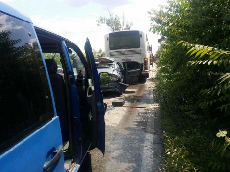 40 de persoane au fost implicate într-un accident rutier, în județul Timiş. Cinci oameni au avut nevoie de îngrijiri medicale