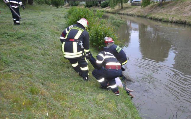 O femeie a căzut &icirc;ntr-un canal după ce a consumat o cantitate mare de alcool