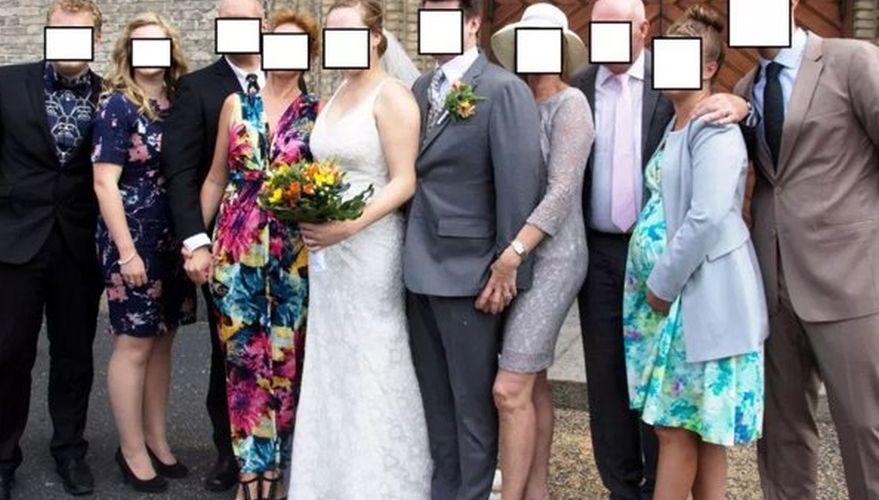 Detaliul dezgustător din fotografie. Femeia care l-a &icirc;ncolăcit pe mire este chiar... mama lui. Care este adevărul din spatele imaginii