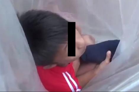 Video. Copii transportați în pungi de plastic. Imagini ireale cu micuții cărați în sacoșe: „Este inuman. Sărmanii, copii...”
