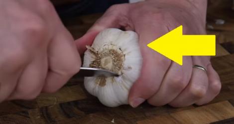 Ai procedat greșit! Cum se curăță usturoiul fără să te murdărești pe mâini (VIDEO)