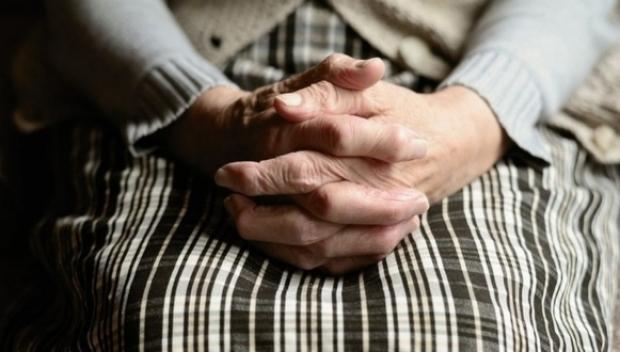 O femeie a murit imediat după ce a primit un telefon! Metoda &rdquo;accidentul&rdquo; folosită de escroci a mai făcut o victimă