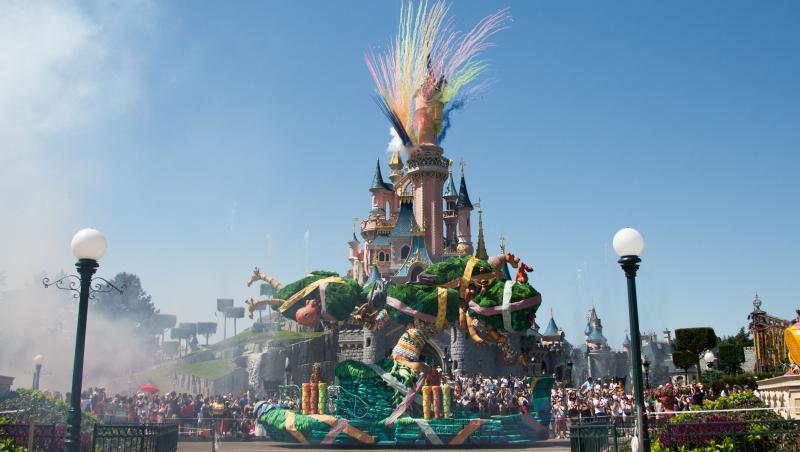 Acum 64 de ani, Walt Disney a creat universul copilăriei... La scurt timp, Disneyland urma să devină gigantul divertismentului!