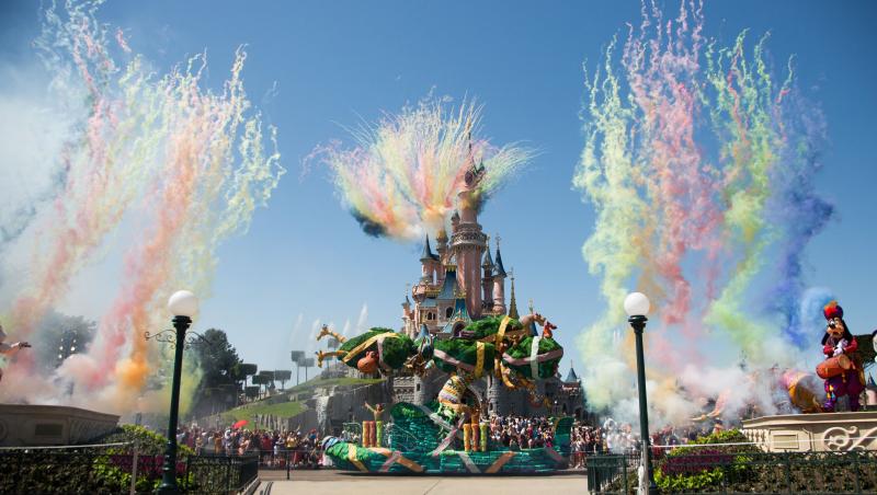 Acum 64 de ani, Walt Disney a creat universul copilăriei... La scurt timp, Disneyland urma să devină gigantul divertismentului!