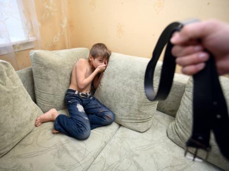 Oficial. Părinții din România își pot lovi copiii. SIngura condiție e să n-o facă prea des!!!