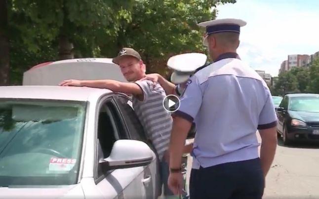 Flagrant &icirc;ncheiat cu un mare &bdquo;DA&rdquo;! &Icirc;nconjurat de polițiști, un jurnalist și-a cerut iubita &icirc;n căsătorie- Video