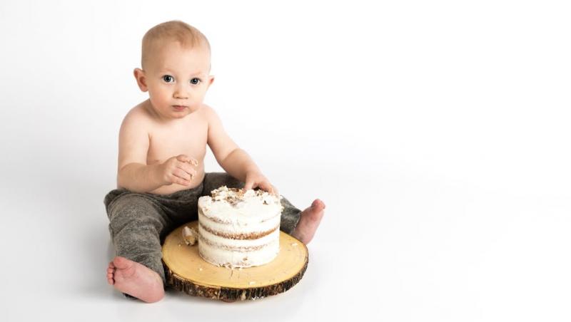 Pericol pentru nou născuți! Mâncarea pentru bebeluşi conţine un nivel prea ridicat de zahăr!
