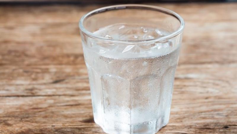 Ce se întâmplă în corpul tău, după un singur pahar de apă minerală! Nu te-ai fi gândit