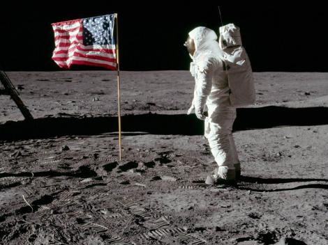 Cei patru bunici care s-au plimbat pe Lună. Cum au pozat ”Mărgica albastră”, cea mai frumoasă imagine a Pământului