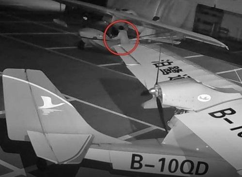 Un puști de 13 ani a furat un avion, l-a izbit de o barieră, după care a decis să mai fure unul. Părinții lui și-au pus m&acirc;inile &icirc;n cap c&acirc;nd au aflat c&acirc;t au de plătit! - Video