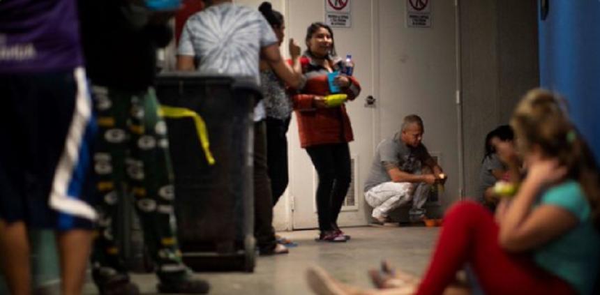 Ofiţerii vamali americani i-au spus unei femei reţinute că poate să bea apă din toaletă