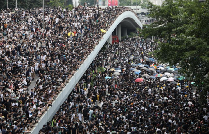 China condamnă protestele din Hong Kong, numindu-le &bdquo;intolerabile&rdquo;