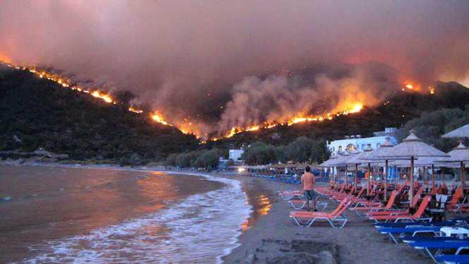 Cod roșu de caniculă &icirc;n Europa! Risc uriaș de incendii de vegetație. Autoritățile avetizează rom&acirc;nii care pleacă &icirc;n Grecia