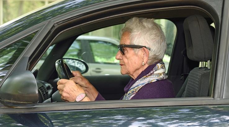 O bunică de 82 de ani a lovit cu mașina un bărbat, &icirc;n curtea unei biserici din Ploiești! Care a fost motivul