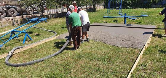 Dorel muncește, nu g&acirc;ndește! Au turnat ciment direct pe iarba din curtea grădiniței, la indicațiile primarului: &bdquo;Nu știau unde să &icirc;l ducă&rdquo;