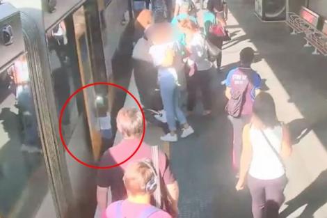 Un copil, în pericol de moarte, într-o gară! A căzut în spațiul dintre peron și tren. Atenție, imagini tulburătoare! Video