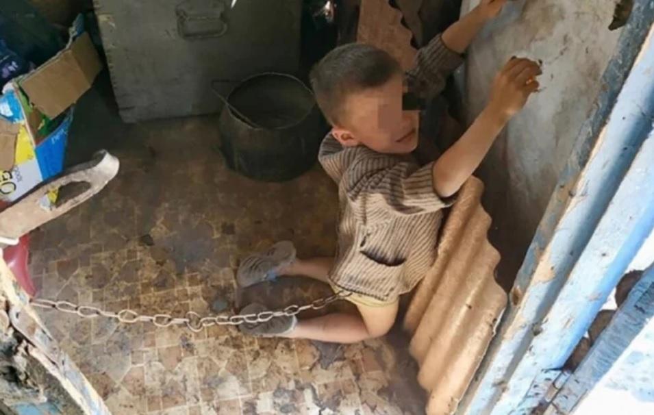 Copil de șase ani ținut de lanț ca un c&acirc;ine și bătut cu biciul: &bdquo;L-am legat să se &icirc;nvețe minte. Așa trebuie educați copiii neascultători&rdquo;