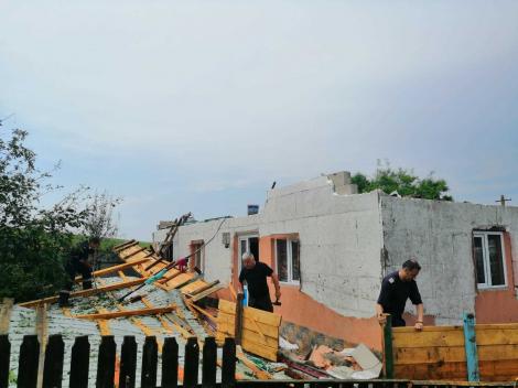 Furtună puternică în județul Botoşani! Mai multe locuinţe au rămas fără acoperiş, iar mulți arbori au fost rupţi