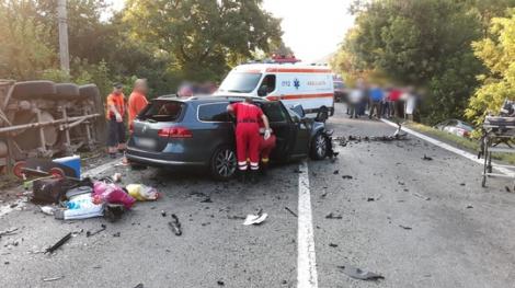 Accident îngrozitor în Călimănești, sâmbătă dimineață! Un TIR cu ciment s-a ciocnit frontal cu o mașină. Doi tineri au murit. Atenție, imagini greu de privit! Video