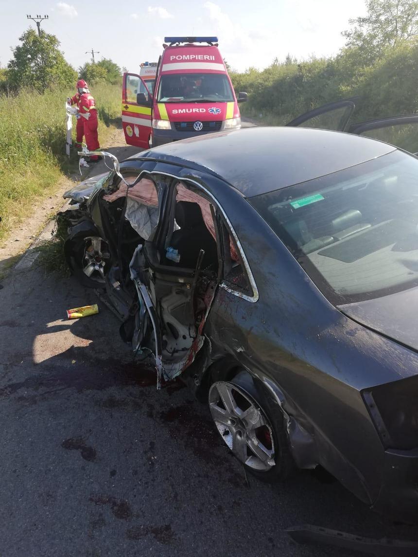 A murit l&acirc;ngă părinții și fratele lui! Un copil de nouă ani și-a pierdut viața &icirc;ntr-un accident de mașină, &icirc;n Arad! Imagini tulburătoare!