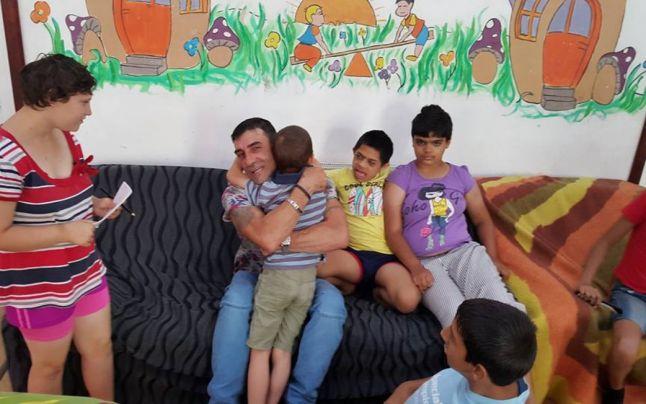 Vasile muncește pe șantiere &icirc;n Anglia și trimite copii necăjiți &icirc;n vacanțe! &bdquo;&Icirc;mpart cui trebuie şi asta voi face &icirc;n continuare&rdquo;