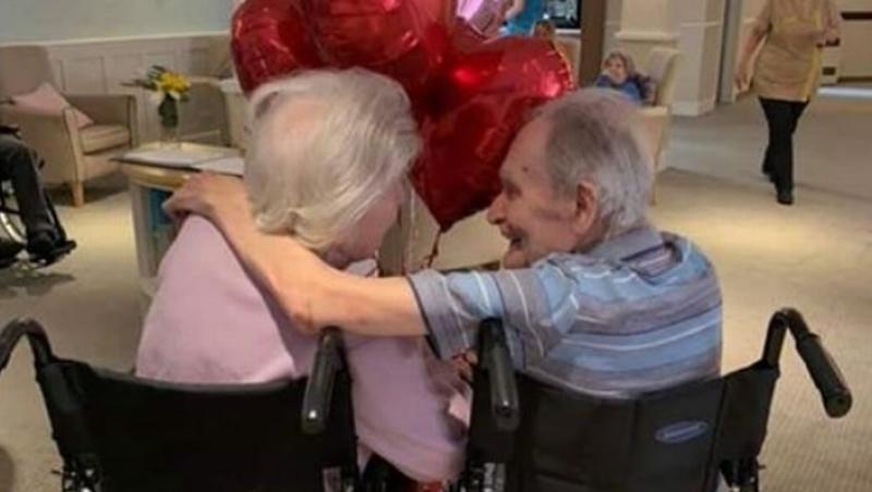 „Vă rog, vreau să o mai sărut o dată!”. Un bunic a emoționat o lume întreagă cu ultima lui dorință, după 66 de ani în care a iubit aceeași femeie - Foto