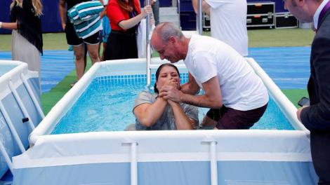 Stadionul lui Atletico Madrid a devenit cristelniță!!! 400 de oameni au fost botezați într-una dintre porți!!!