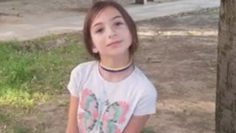 &bdquo;Avem o &icirc;nțelegere. Ea măn&acirc;ncă supă, iar eu o scot la adunat gunoaie&rdquo;. O fetiță care a venit din SUA la bunicii din Galați face curățenie &icirc;n oraș - Foto