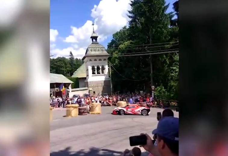 Accident &icirc;nfiorător la raliu! Un bărbat a fost aruncat c&acirc;țiva metri &icirc;n aer! Imagini cu un puternic impact emoțional! Video
