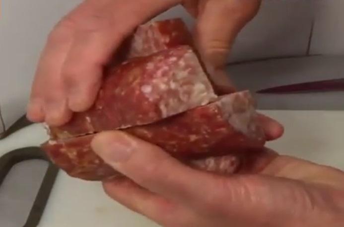 Un cub Rubik, făcut dintr-o bucată de salam! Nu este o glumă! Invenția face &icirc;nconjurul internetului - Video