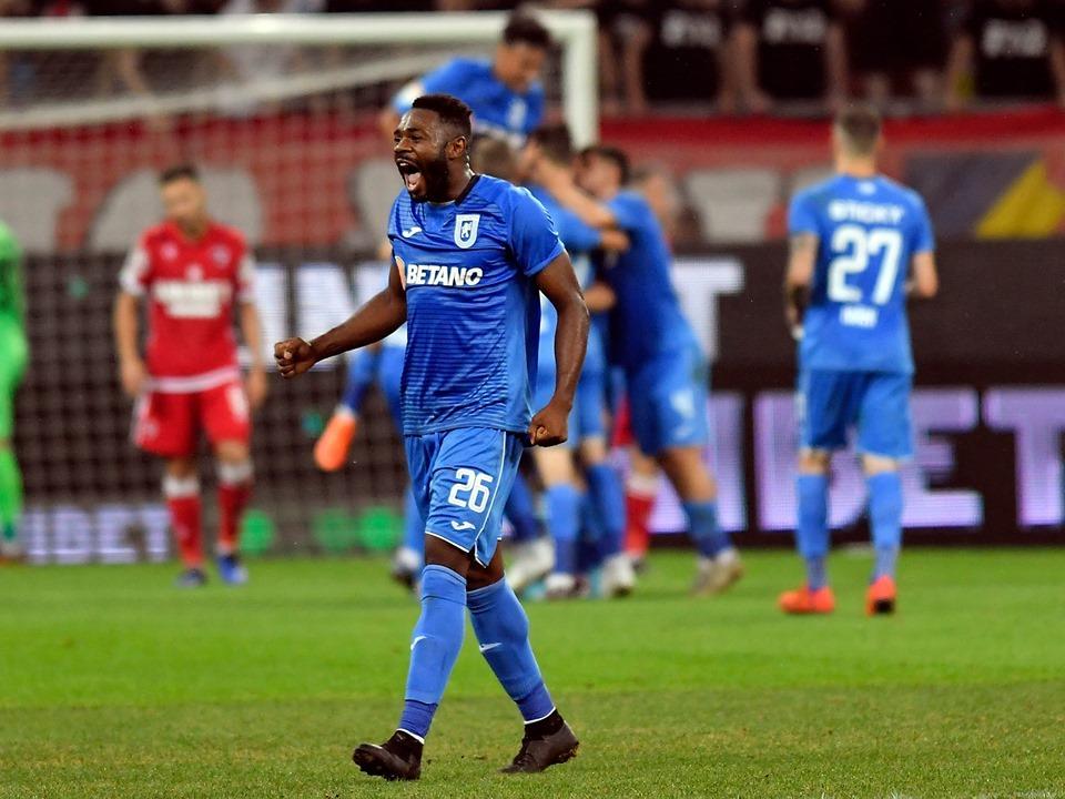 Universitatea Craiova a &icirc;nvins &icirc;n deplasare Dinamo, &icirc;n meciul marcat de colapsul lui Eugen Neagoe