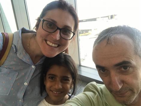 Sorina şi părinţii ei adoptivi, blocați pe Aeroportul Otopeni, înainte de îmbarcarea în avion: „De ce nu ne permiteți să plecăm?”