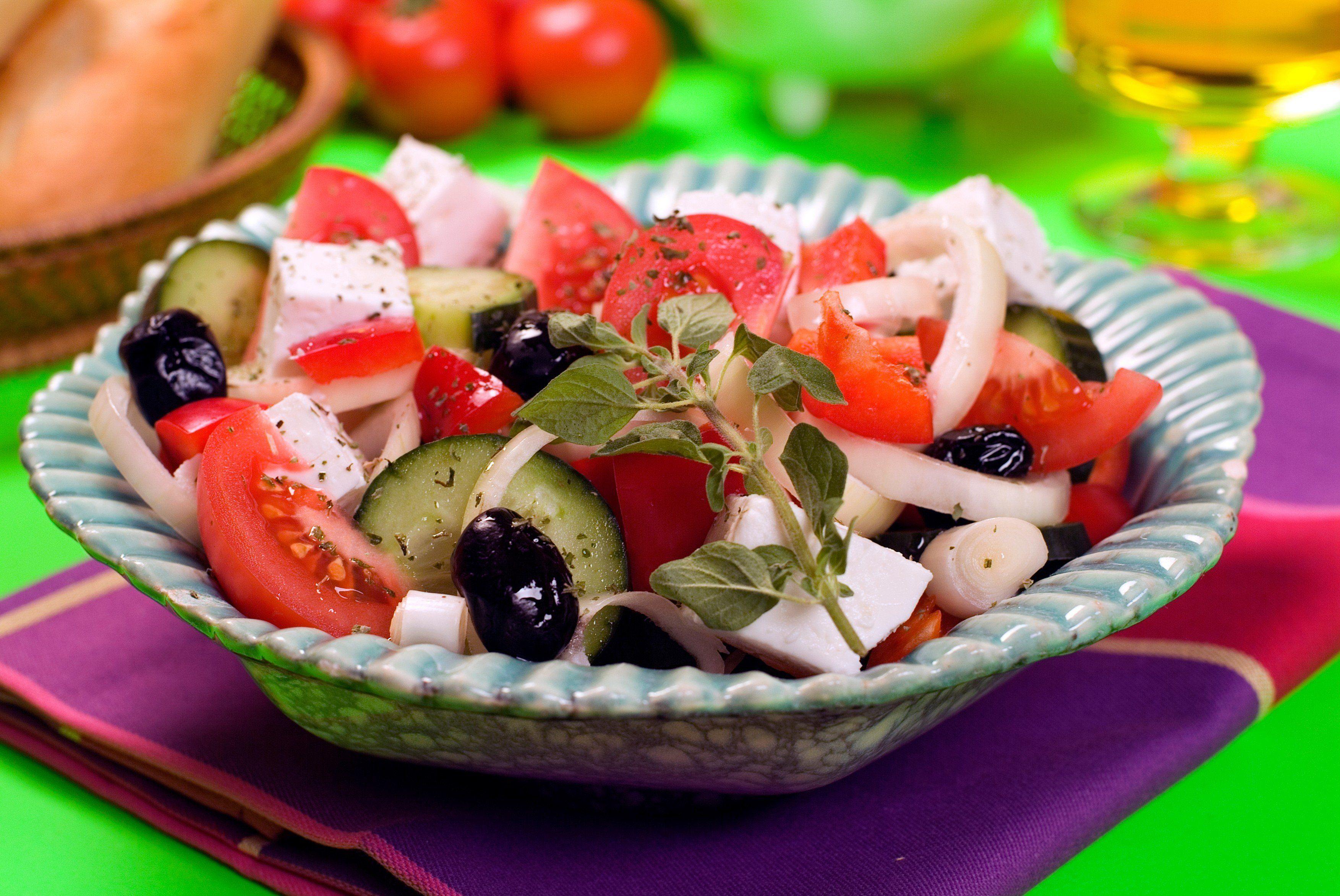 Salată grecească. Secretele rețetei care te va face să visezi la Grecia