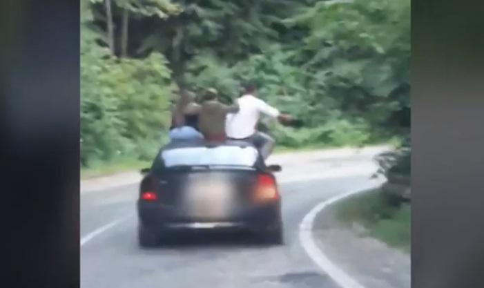 Imagini șocante! Patru tineri s-au dezlănțuit total, &icirc;n timp ce mergeau pe Transfăgărășan (VIDEO)