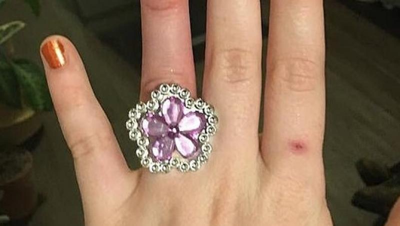 S-a lăudat că inelul ei costă cât o casă, dar i-a scăpat un detaliu crucial! Oamenii au taxat-o imediat: „Cred că ai o reacție alergică la hidoșenia aia”