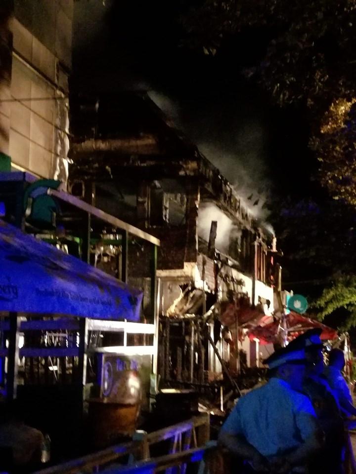 Incendiu puternic &icirc;n Galați. &rdquo;Ne-au bătut polițiștii la ușă și ne-au spus că trebuie să ieșim afară.&rdquo; VIDEO