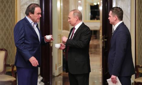 Cineastul american Oliver Stone i-a cerut lui Vladimir Putin să fie naşul fiicei lui