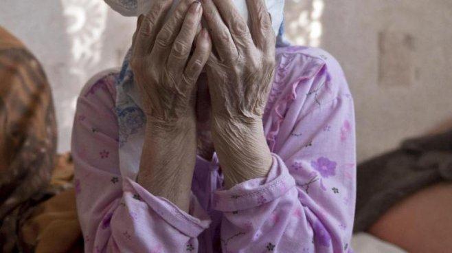 O rom&acirc;ncă a fost arestată &icirc;n Italia, după ce a &icirc;ncercat să o arunce de la etaj pe bătr&acirc;na de care avea grijă! Femeia băuse &icirc;n oraș &icirc;nainte de incident