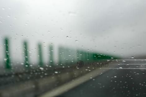 Pe autostrada A2 Borcea - Constanţa plouă torenţial, vizibilitatea este redusă şi e pericol de acvaplanare