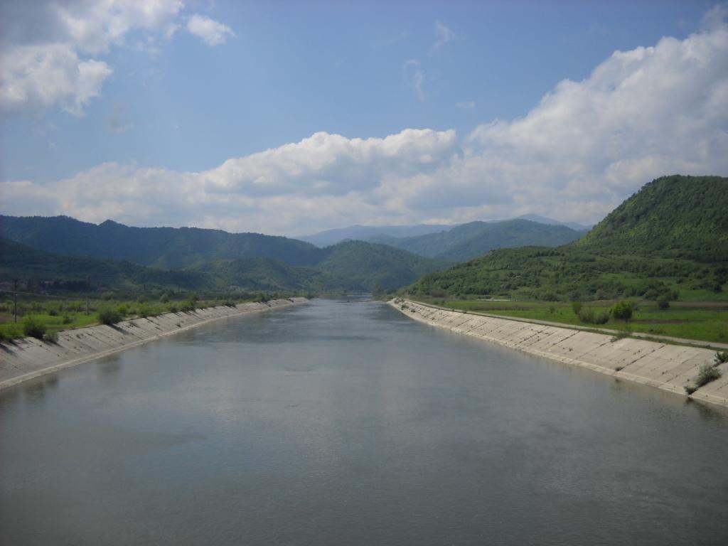 Substanţă necunoscută deversată &icirc;n r&acirc;ul Olt. VIDEO