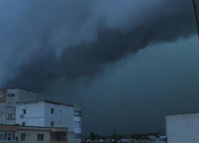 Video! S-a declanșat urgia la T&acirc;rgoviște! Imagini apocaliptice surprinse &icirc;n urmă cu puțin timp la 70 de km de București